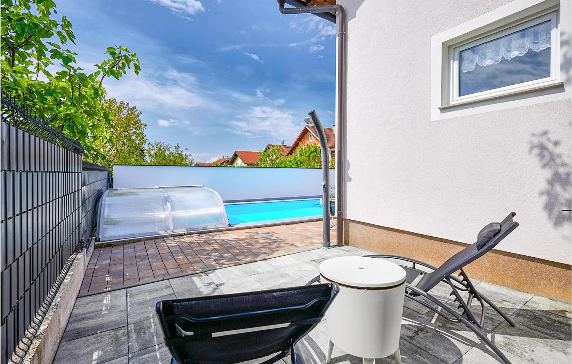 Lovely Home In Dugo Selo With Jacuzzi Kültér fotó