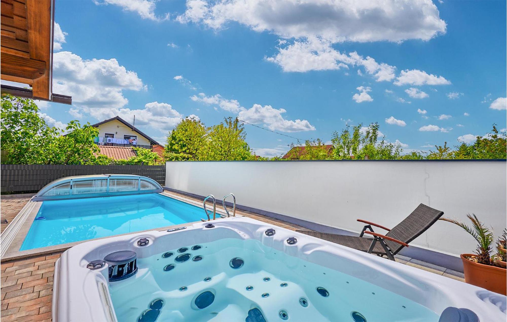 Lovely Home In Dugo Selo With Jacuzzi Kültér fotó